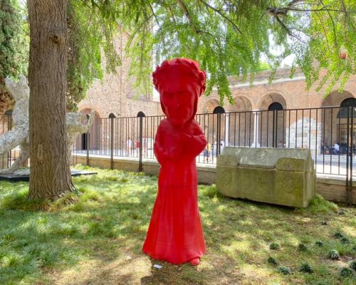 Statua rossa di Dante stampata in 3D