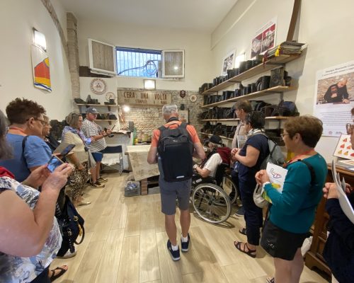 Gruppo di turisti presso la bottega delle tele stampate a Cervia